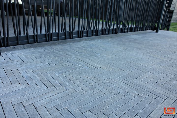 ĮGYVENDINTAS PROJEKTAS – privataus namo kiemas, grįstas juodos spalvos trinkelėmis BARONS 36 (360x60x80 mm).…