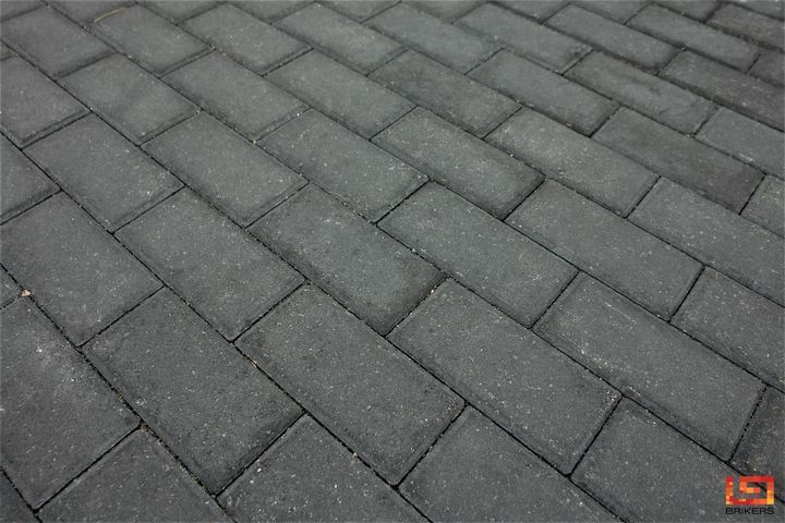 ĮGYVENDINTAS PROJEKTAS – automobilių stovėjimo aikštelė, išklota juodos spalvos trinkelėmis PRIZMA 8 (200x100x80 mm).…