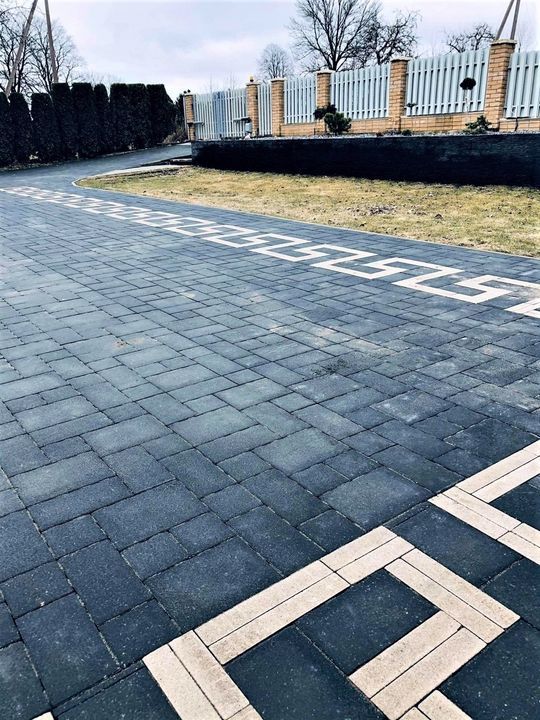 Norint, kad grindinys būtų išskirtinis ir vizualiai įdomesnis, visuomet galima pažaisti trinkelių spalvomis, formomis…